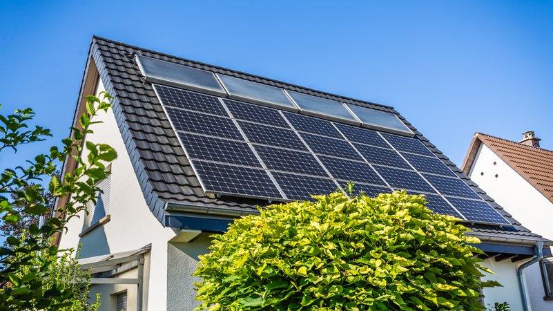 Eine Solaranlage auf dem Dach eines Einfamilienhauses | Bild: colourbox.de/Ingrid Balabanova Eine Solaranlage auf dem Dach eines Einfamilienhauses