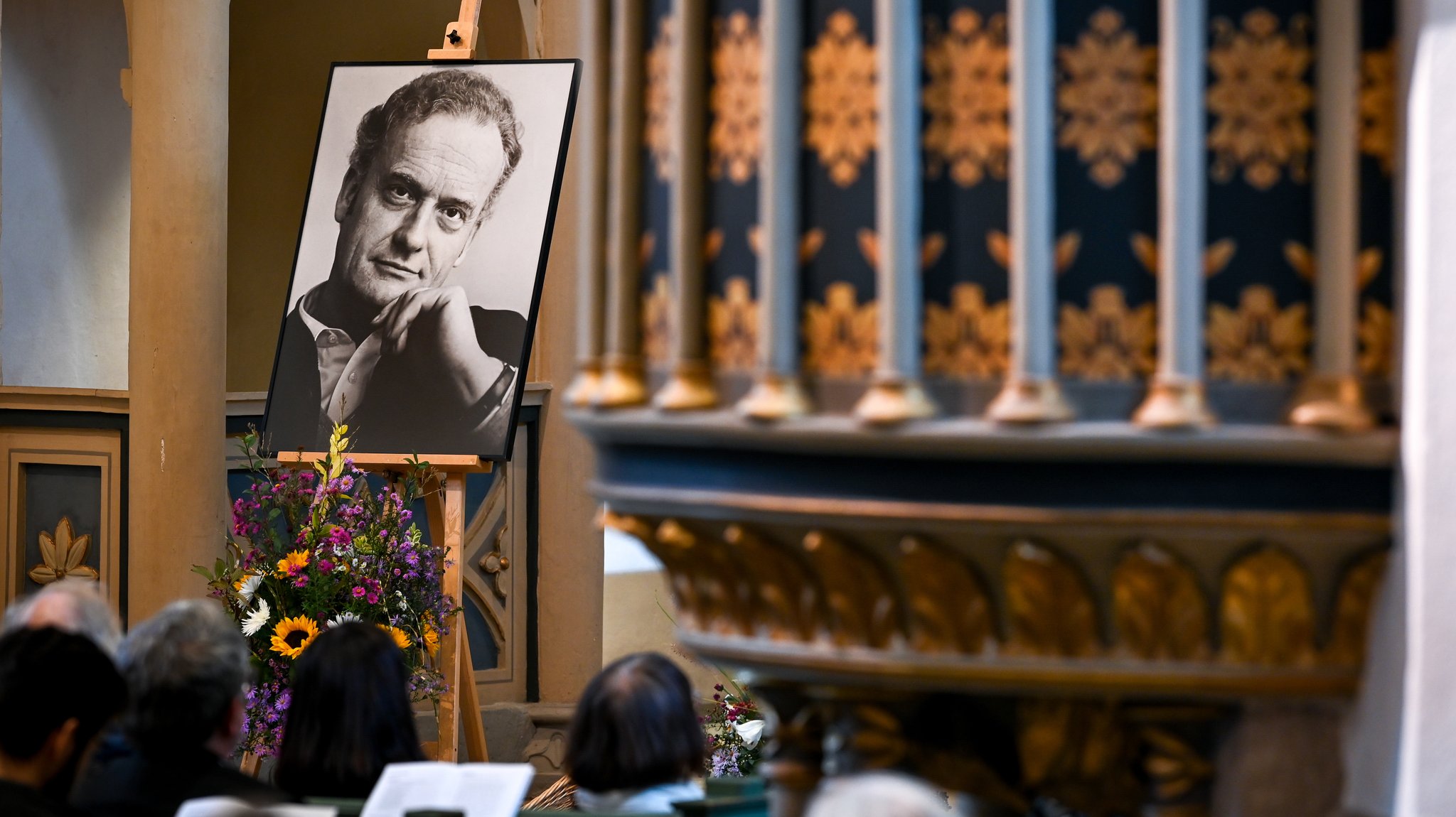 Das Bild von Friedrich Schorlemmer steht im Altarraum zum Gedenkgottesdienst in der Stadtkirche Wittenberg. 