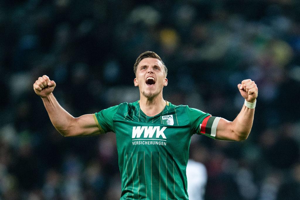 ARCHIV - 21.01.2024, Nordrhein-Westfalen, Mönchengladbach: Fußball: Bundesliga, Borussia Mönchengladbach - FC Augsburg, 18. Spieltag, Stadion im Borussia-Park. Augsburgs Ermedin Demirovic jubelt nach der Partie. Der Angreifer spielt seine bislang beste Saison. (zu dpa: «Nur Harry Kane ist besser: Demirovic verzückt den FC Augsburg») Foto: Marius Becker/dpa - WICHTIGER HINWEIS: Gemäß den Vorgaben der DFL Deutsche Fußball Liga bzw. des DFB Deutscher Fußball-Bund ist es untersagt, in dem Stadion und/oder vom Spiel angefertigte Fotoaufnahmen in Form von Sequenzbildern und/oder videoähnlichen Fotostrecken zu verwerten bzw. verwerten zu lassen. +++ dpa-Bildfunk +++