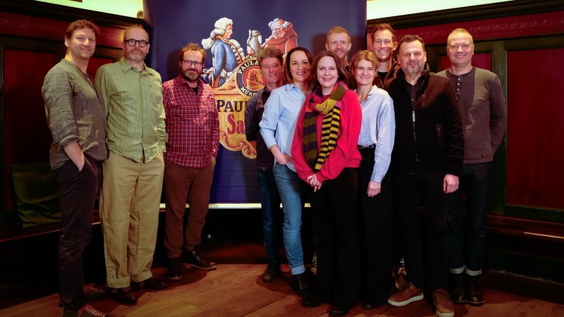 Die Darstellerinnen und Darsteller des Singspiels bei der Pressekonferenz | Bild: Paulaner/Yorick Carroux Die Darstellerinnen und Darsteller des Singspiels bei der Pressekonferenz