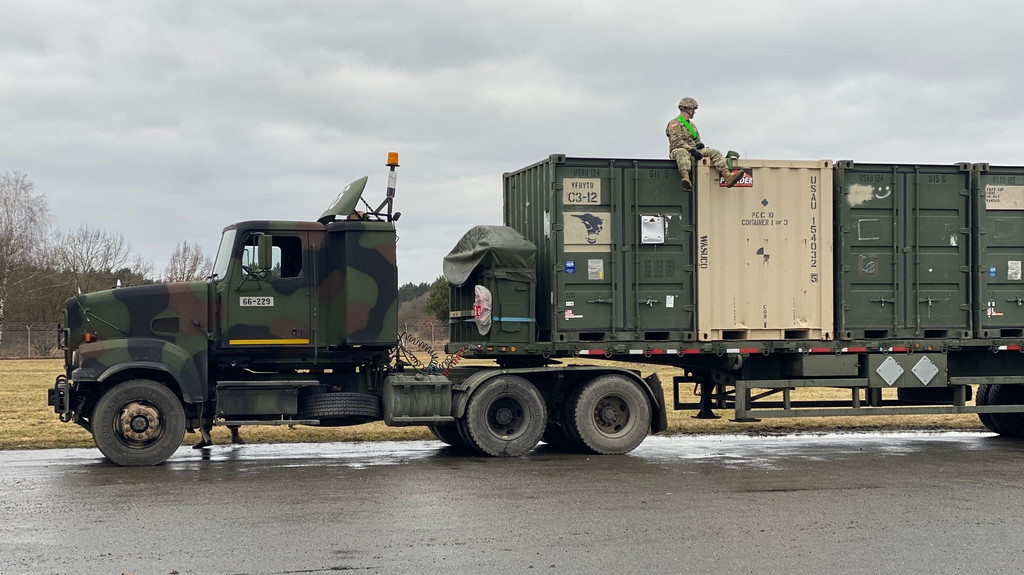 Die US-Armee beginnt mit der Verlegung von Soldaten vom Truppenstandort Vilseck in der Oberpfalz. | Bild: BR/Rudolf Heinz Die US-Armee beginnt mit der Verlegung von Soldaten vom Truppenstandort Vilseck in der Oberpfalz.