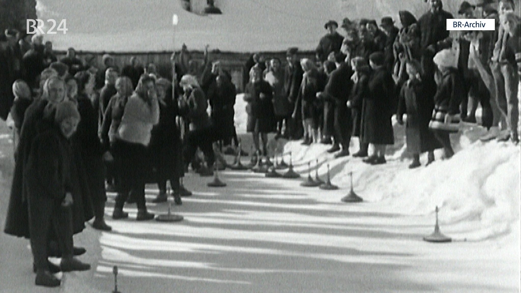 Viele Menschen beim Eisstockschießen