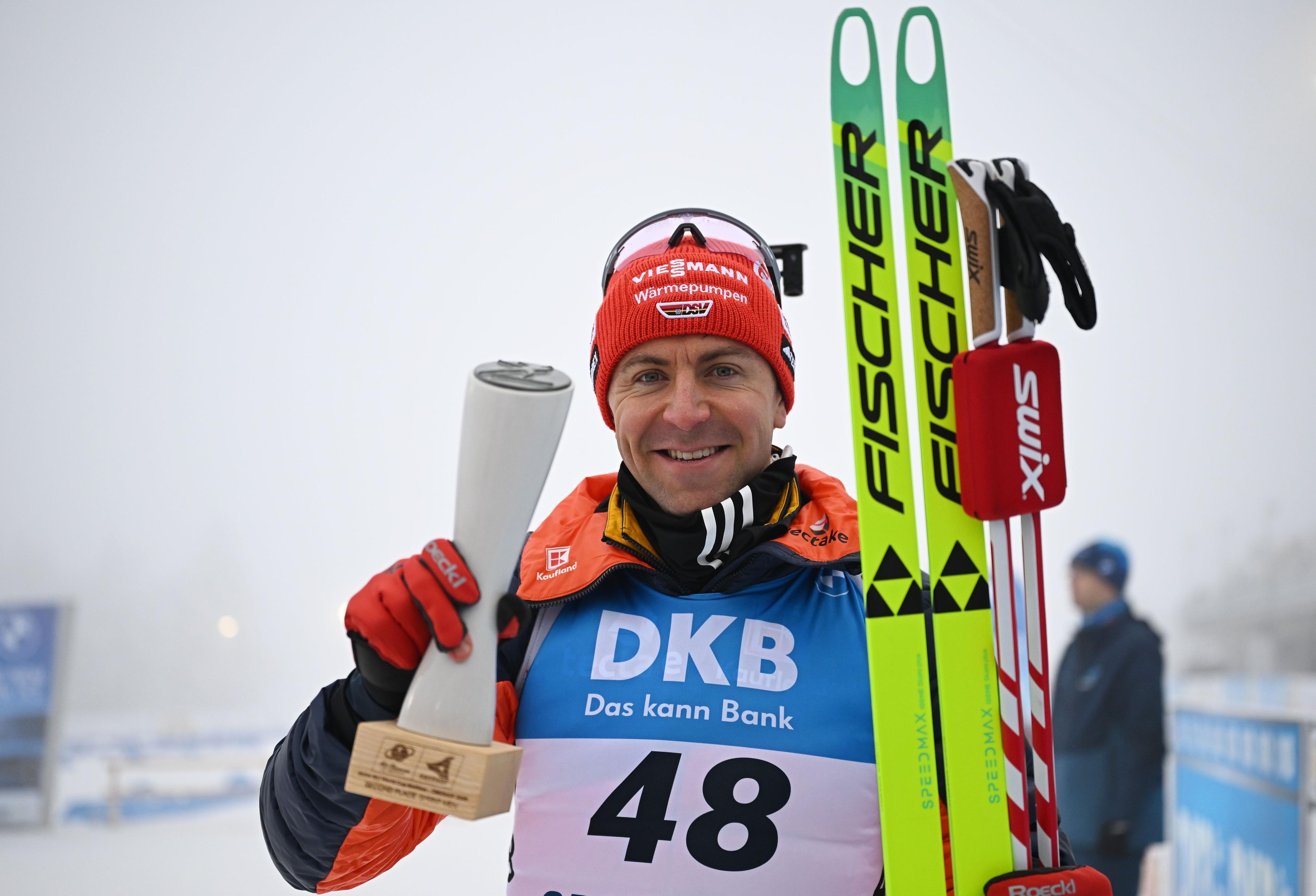 08.01.2026, Thüringen, Oberhof: Biathlon: Weltcup, Sprint 10 km, Männer, Philipp Nawrath (Deutschland) jubelt mit seiner Trophäe für den zweiten Platz. Foto: Hendrik Schmidt/dpa +++ dpa-Bildfunk +++