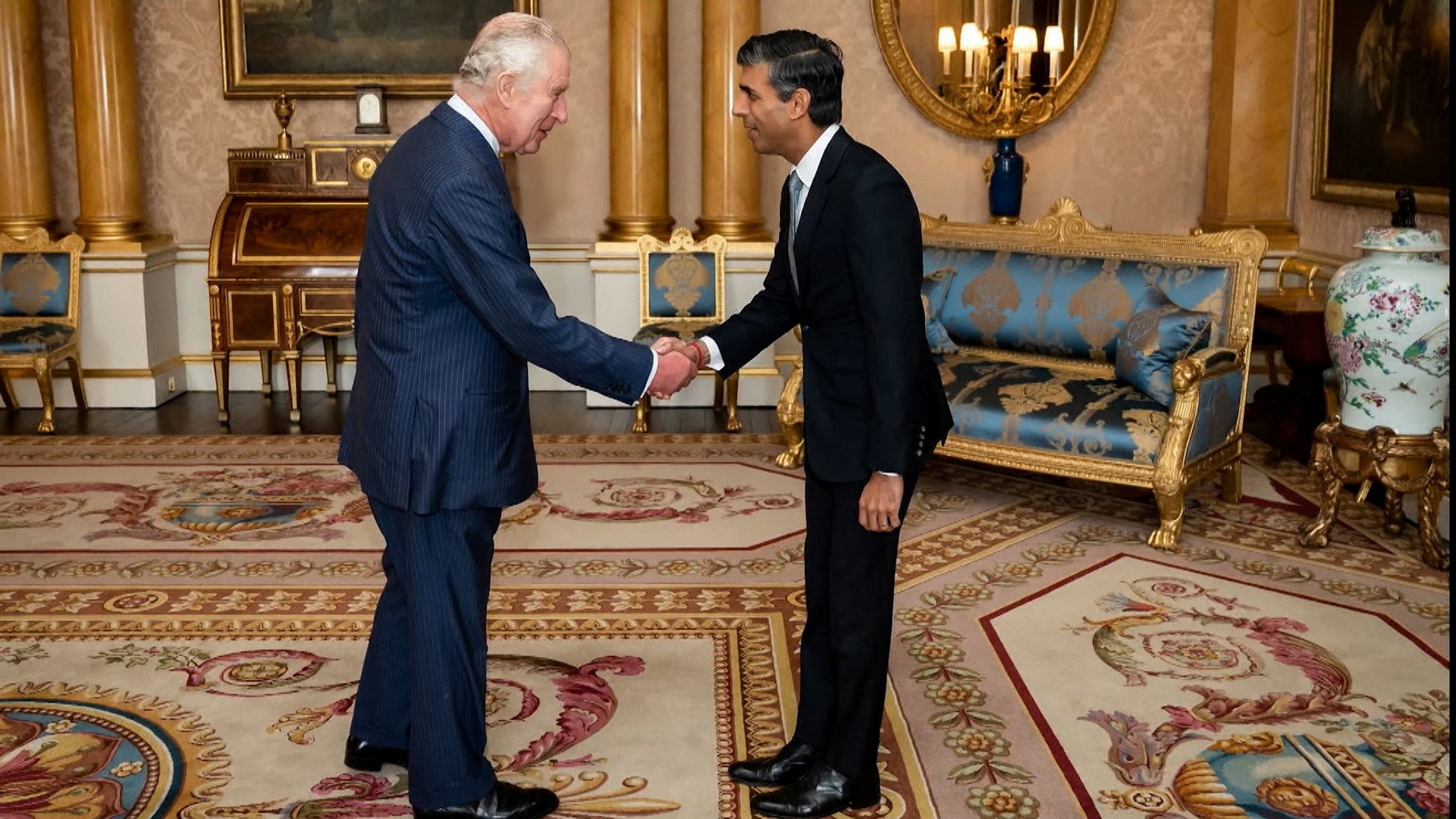 Rishi Sunak ist von König Charles III offiziell ernannt und mit der Regierungsbildung beauftragt worden.