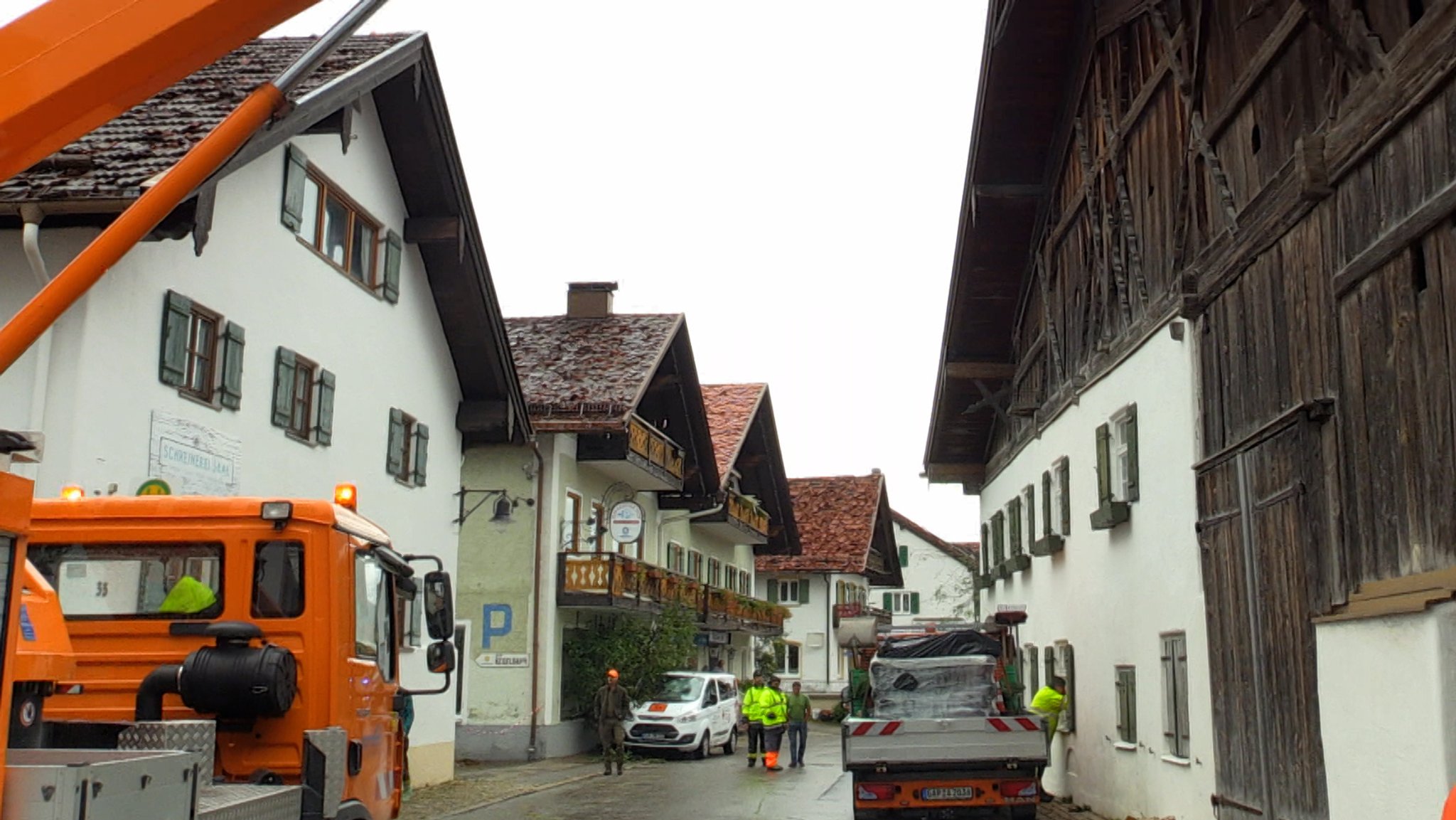 Dorfstraße in Bad Bayersoien mit abgedeckten Dächern.