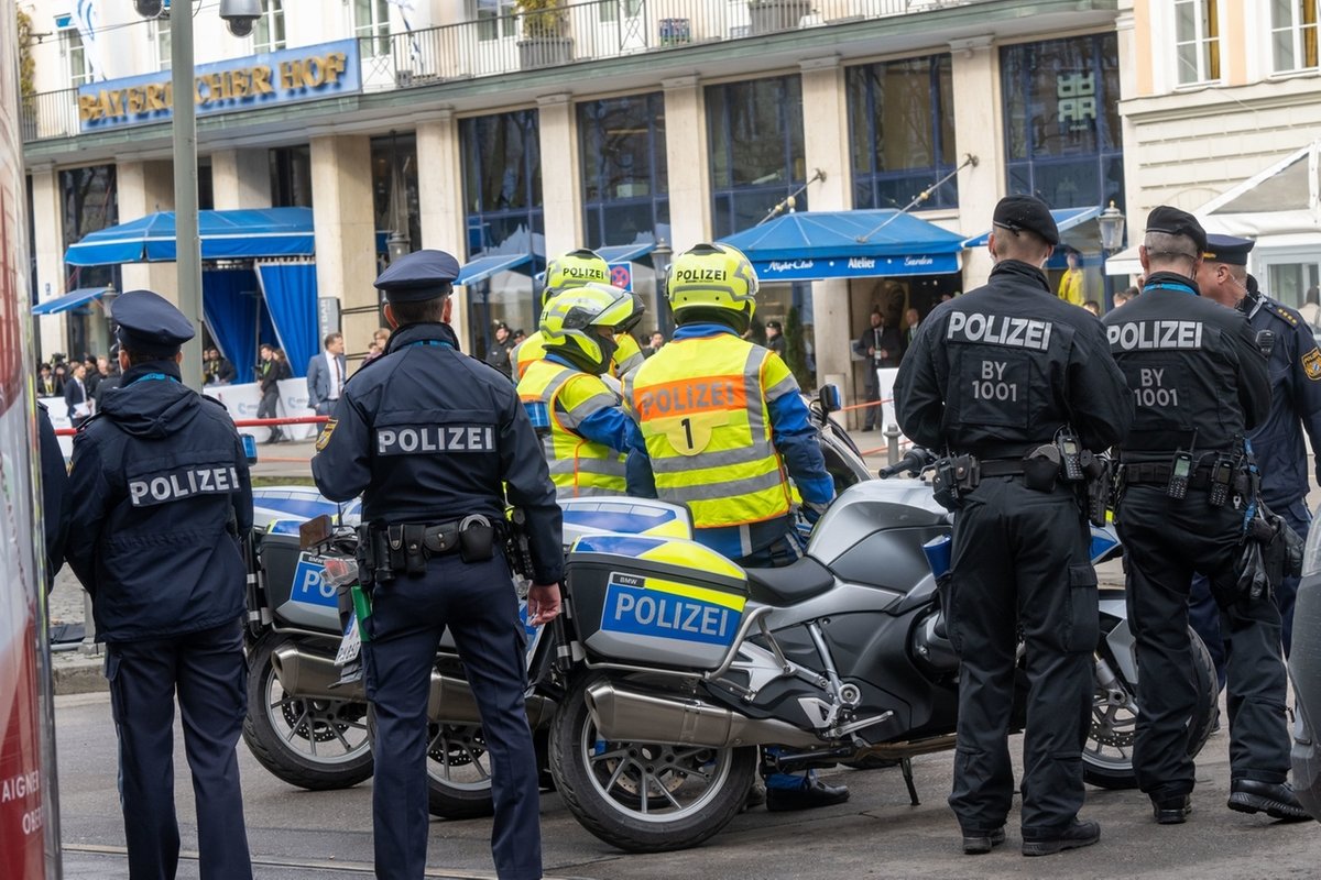 17.02.2023, Bayern, München: Polizisten stehen während der Sicherheitskonferenz an der Zufahrt zum Hotel Bayerischer Hof. Die 59. Münchner Sicherheitskonferenz (MSC) findet vom 17. bis zum 19. Februar 2023 im Hotel Bayerischer Hof in München statt. Foto: Peter Kneffel/dpa +++ dpa-Bildfunk +++