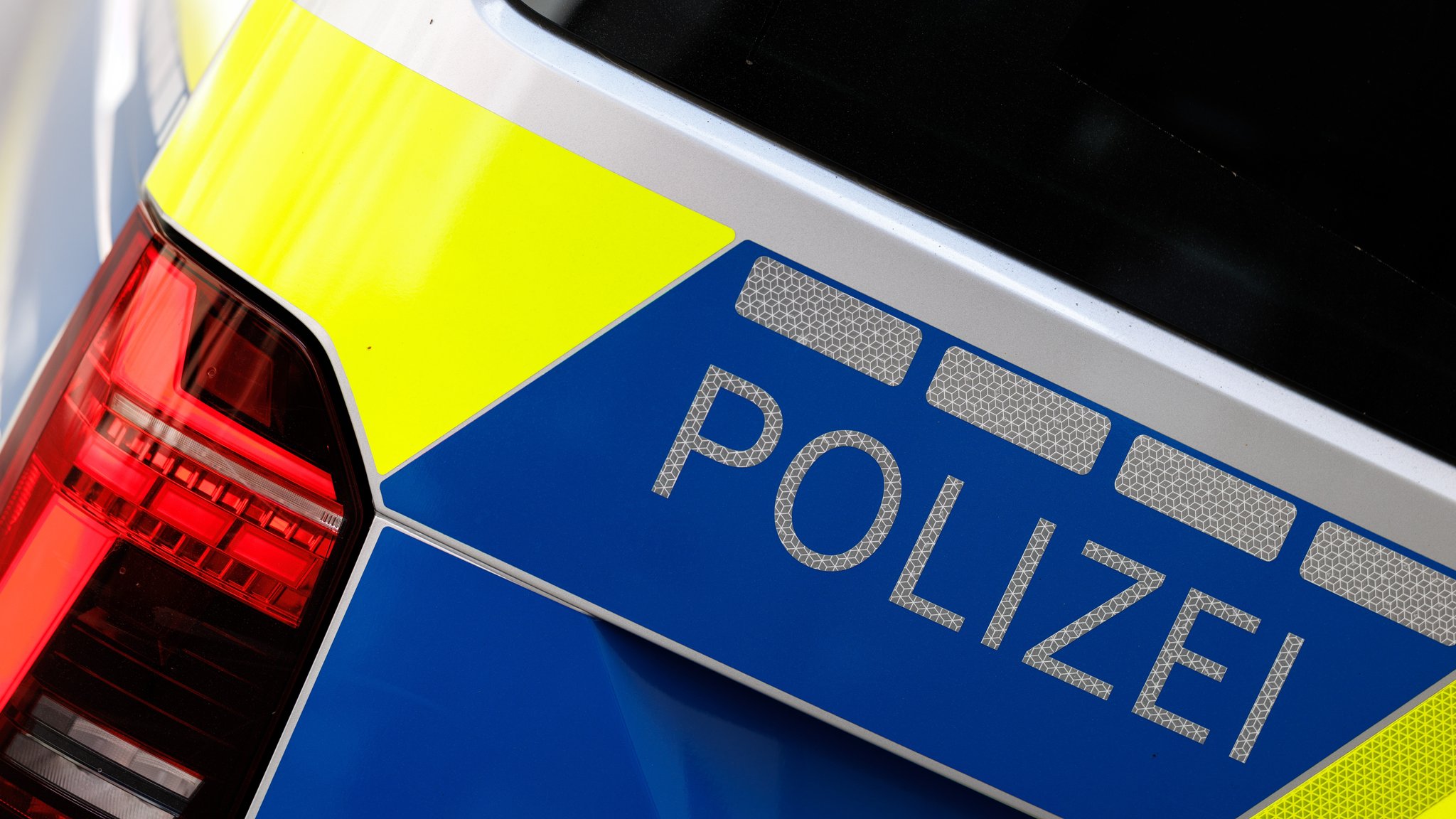 Cola-Dose auf Cabrio geworfen: Fahrer verfolgt Kinder