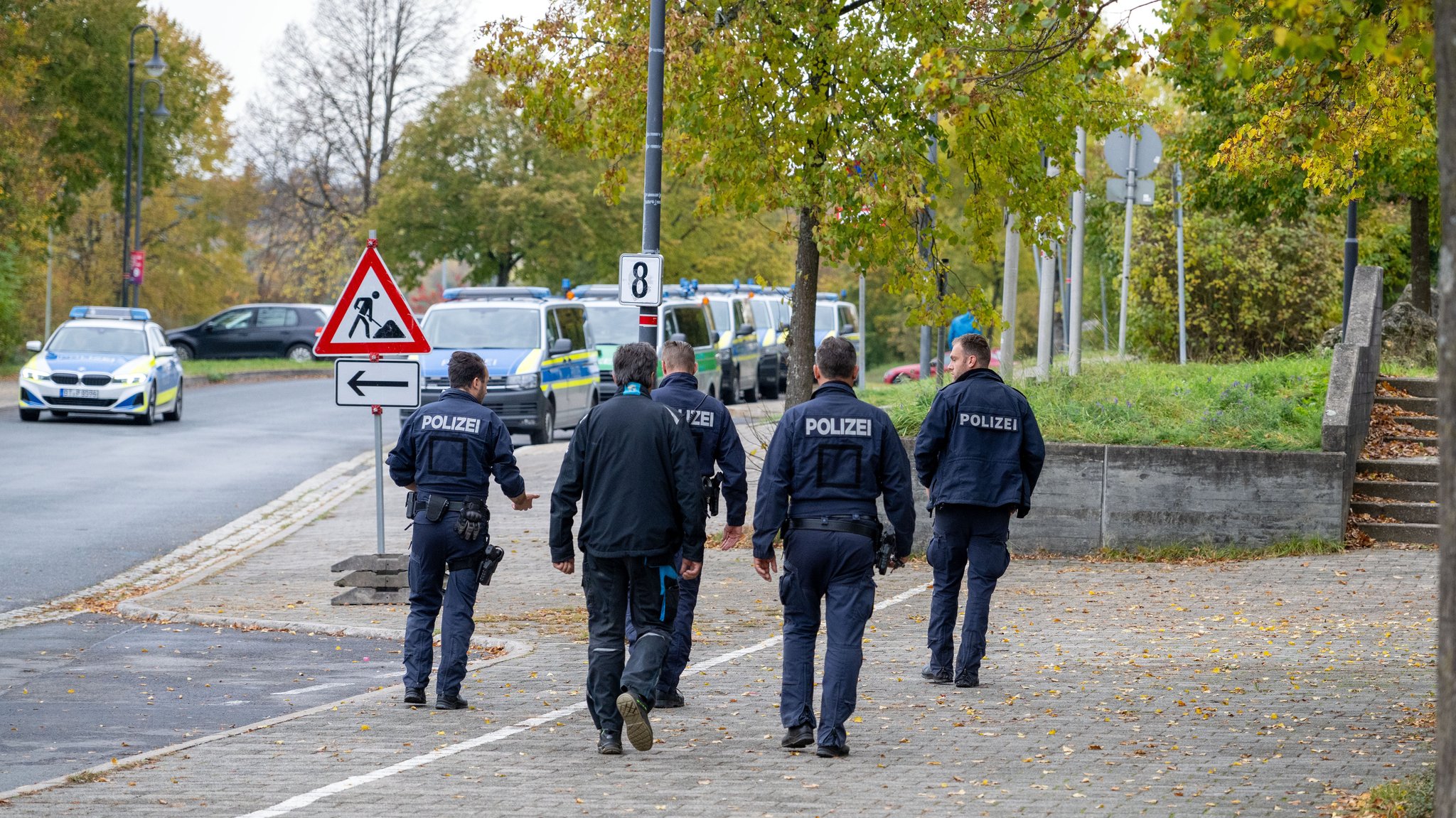 Polizeibeamte vor dem Gelände der Gesamtschule in Hollfeld.