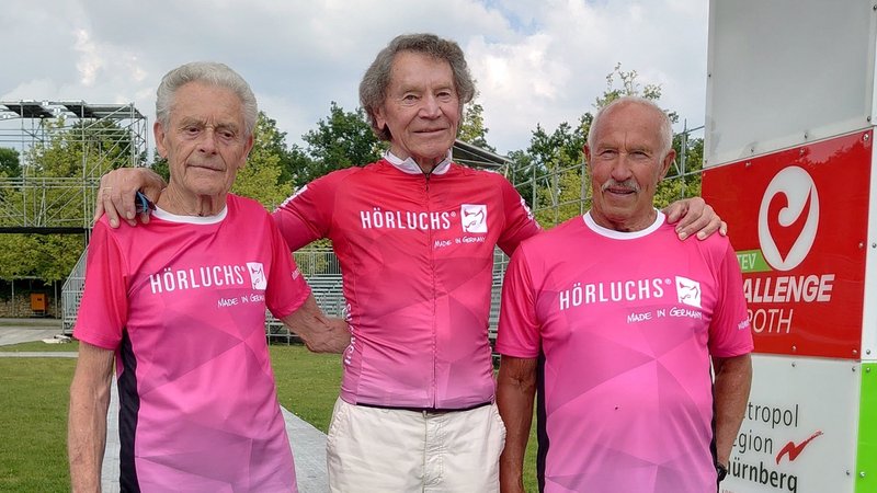Läufer Werner Stöcker, Radfahrer Paul Thelen und Schwimmer Joachim Hintze (v.l.n.r.) starten heuer in der Staffel 80plus bei der Challenge Roth.