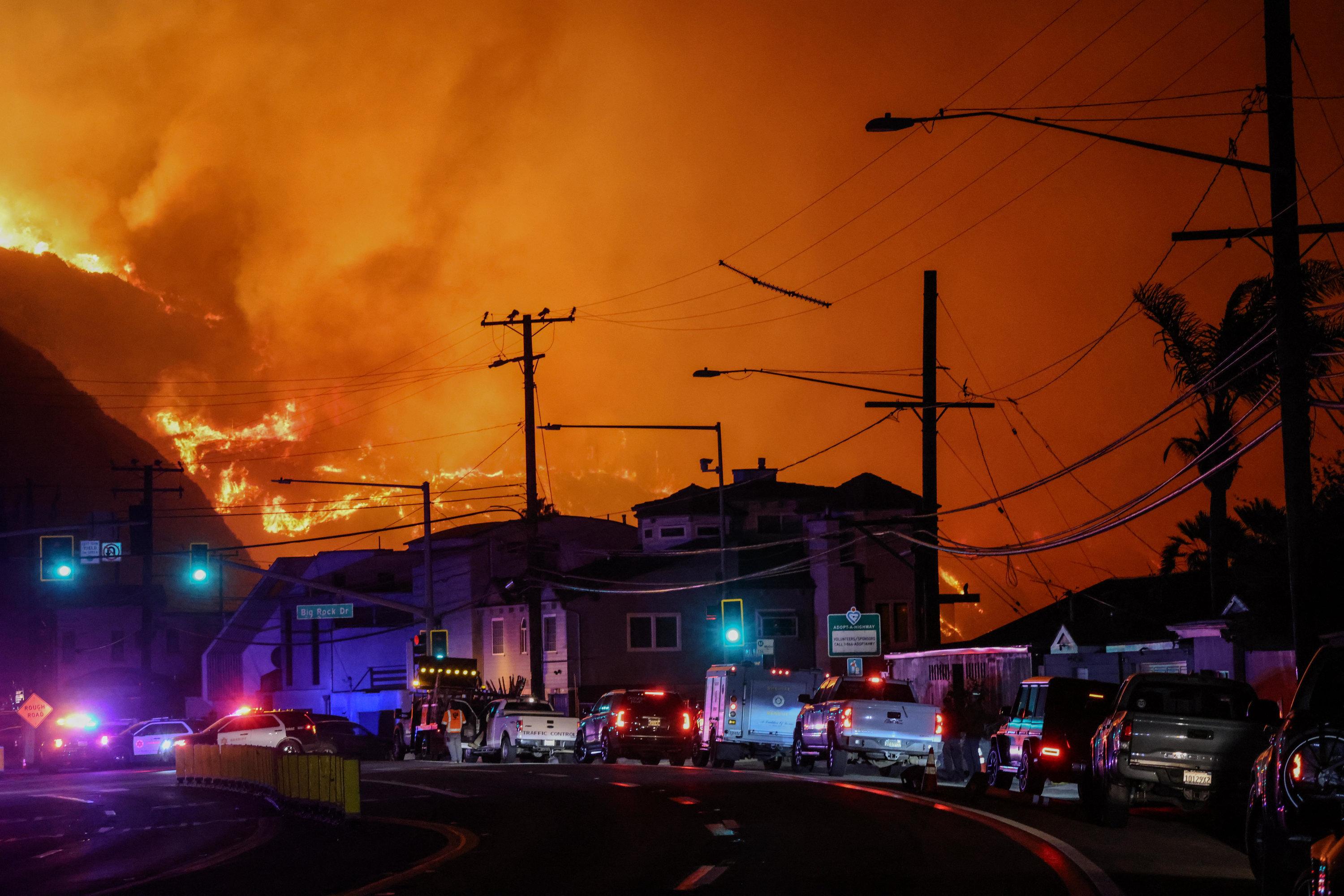 07.01.2025, USA, Los Angeles: Im wohlhabenden Stadtteil Pacific Palisades von Los Angeles am Rande von Malibu ist ein Feuer ausgebrochen. Grund dafür waren ungewöhnlich starke Santa-Ana-Winde, die ein Flammen-Inferno auslösten, die den Berg hinunter in Richtung Pacific Coast Highway (PCH) im Los Angeles County raste.

Starker Wind hat den Brand in Kalifornien rasant ausgebreitet. (zu dpa: «Drittes Feuer nahe Los Angeles ausgebrochen») Foto: Amy Katz/ZUMA Press Wire/dpa +++ dpa-Bildfunk +++