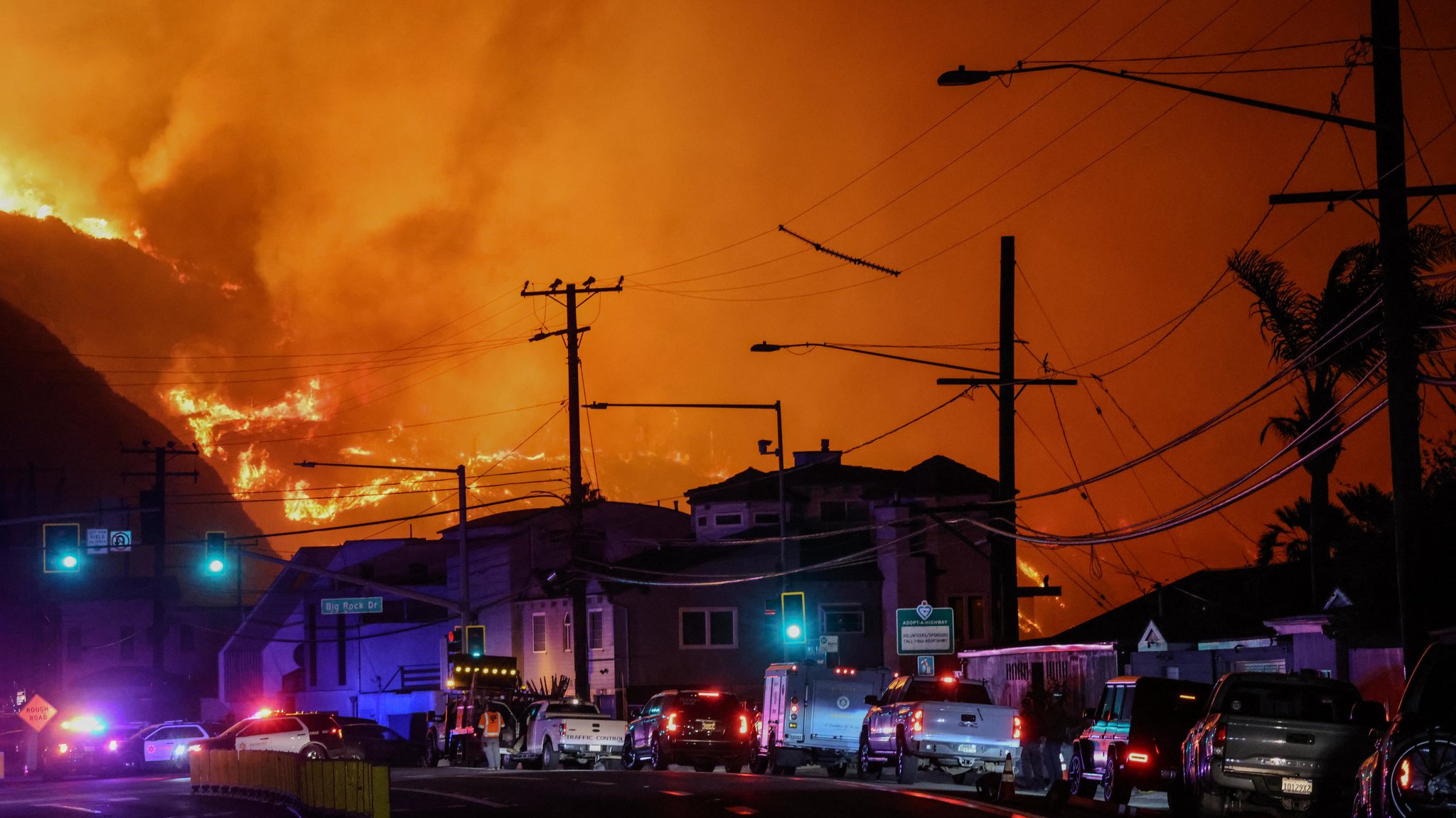 07.01.2025, USA, Los Angeles: Im wohlhabenden Stadtteil Pacific Palisades von Los Angeles am Rande von Malibu ist ein Feuer ausgebrochen. Grund dafür waren ungewöhnlich starke Santa-Ana-Winde, die ein Flammen-Inferno auslösten, die den Berg hinunter in Richtung Pacific Coast Highway (PCH) im Los Angeles County raste.

Starker Wind hat den Brand in Kalifornien rasant ausgebreitet. (zu dpa: «Drittes Feuer nahe Los Angeles ausgebrochen») Foto: Amy Katz/ZUMA Press Wire/dpa +++ dpa-Bildfunk +++