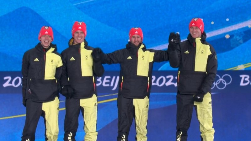Das Skisprung-Quartett bei der Medaillenvergabe