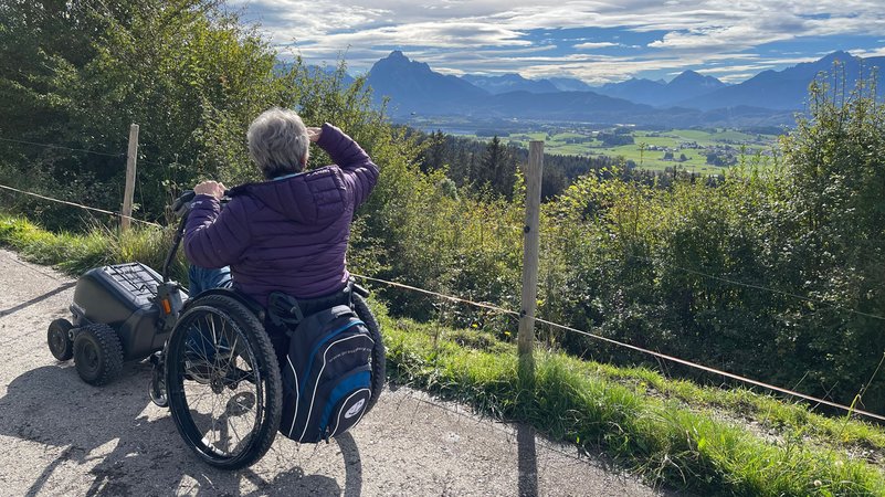Gerda Pamler blickt Richtung Ostallgäuer Berge, in der Ferne ragt der Säuling auf. | Bild: BR/Alex Brutscher Gerda Pamler blickt Richtung Ostallgäuer Berge, in der Ferne ragt der Säuling auf.