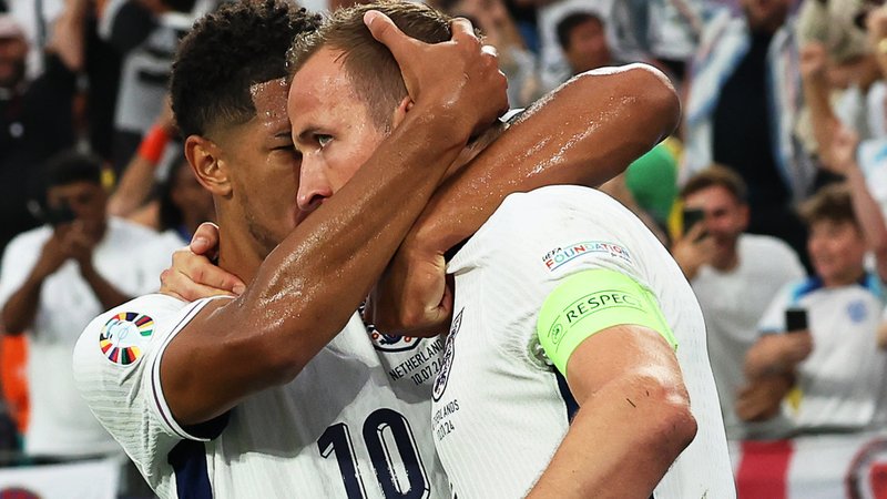 10.07.2024, Nordrhein-Westfalen, Dortmund: Fußball, UEFA Euro 2024, EM, Niederlande - England, Finalrunde, Halbfinale, Stadion Dortmund, Englands Harry Kane (r) jubelt mit Teamkollege Jude Bellingham über sein Elfmetertor zum 1:1. | Bild: dpa-Bildfunk/Friso Gentsch 10.07.2024, Nordrhein-Westfalen, Dortmund: Fußball, UEFA Euro 2024, EM, Niederlande - England, Finalrunde, Halbfinale, Stadion Dortmund, Englands Harry Kane (r) jubelt mit Teamkollege Jude Bellingham über sein Elfmetertor zum 1:1.