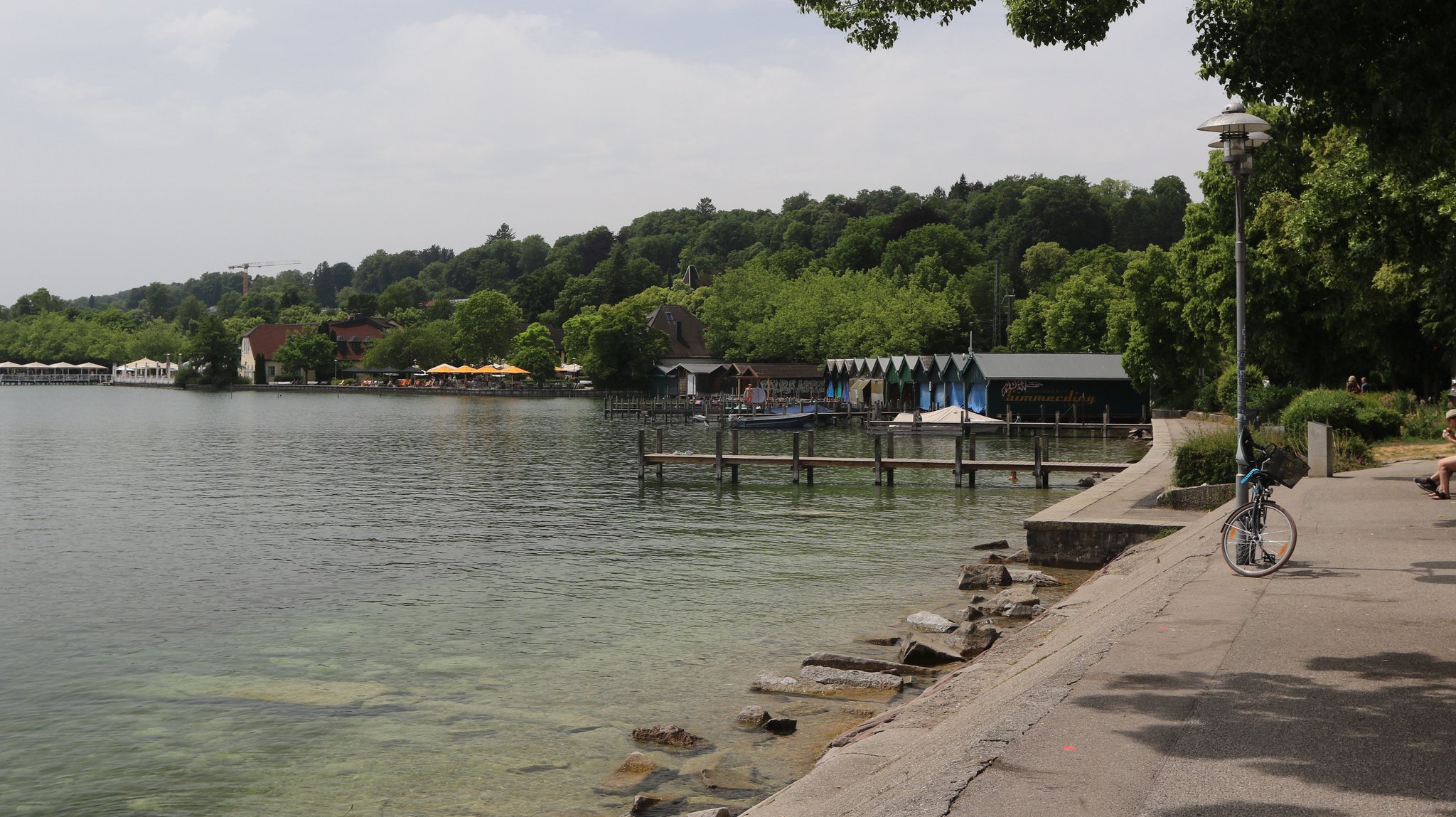 Bayern, Deutschland 22. Juni 2023: Ein Sommertag in Starnberg (Landkreis Starnberg). Hier der Blick auf die Seepromenade in der Nähe des Dampfersteg, und Blick auf das Undosa