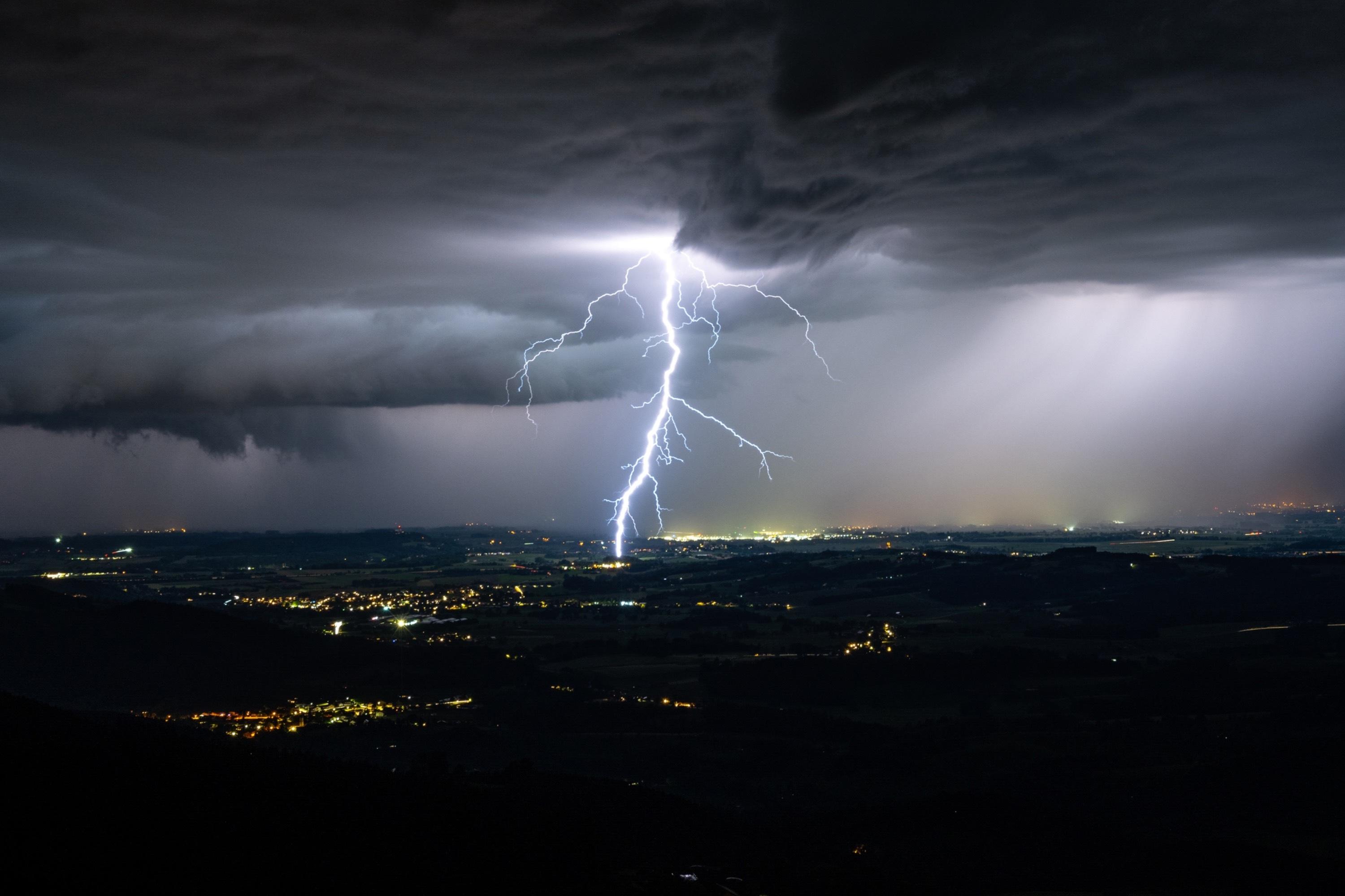 Blitze erhellen den Nachthimmel, fotografiert vom Schuhchristleger, einem Aussichtsberg bei Haibach im Landkreis Straubing. Schwere Gewitter und Starkregen haben in der Nacht zu Dienstag im Osten und Süden Bayerns mehrere Feuerwehr- und Polizeieinsätze ausgelöst.