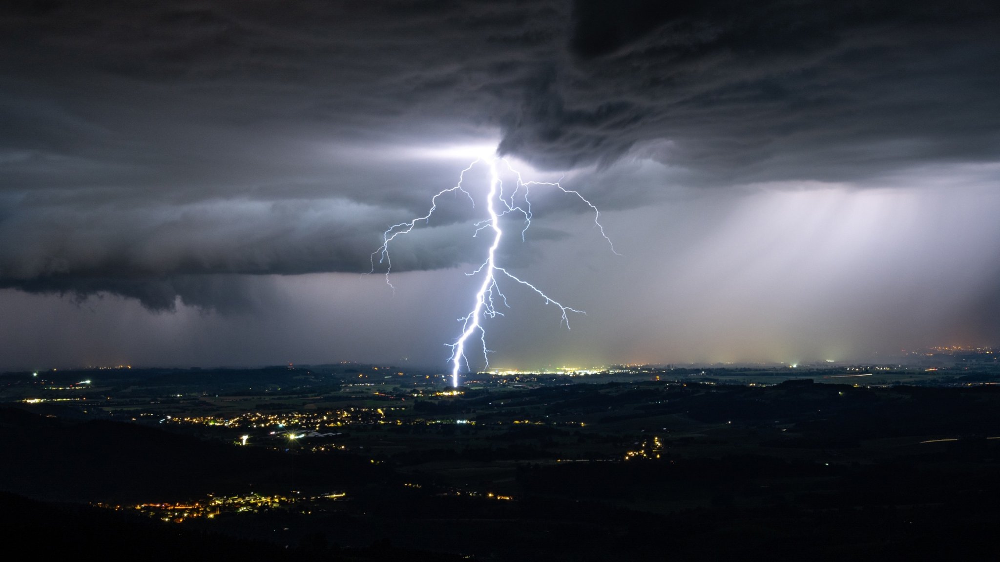 Blitze erhellen den Nachthimmel, fotografiert vom Schuhchristleger, einem Aussichtsberg bei Haibach im Landkreis Straubing. Schwere Gewitter und Starkregen haben in der Nacht zu Dienstag im Osten und Süden Bayerns mehrere Feuerwehr- und Polizeieinsätze ausgelöst.