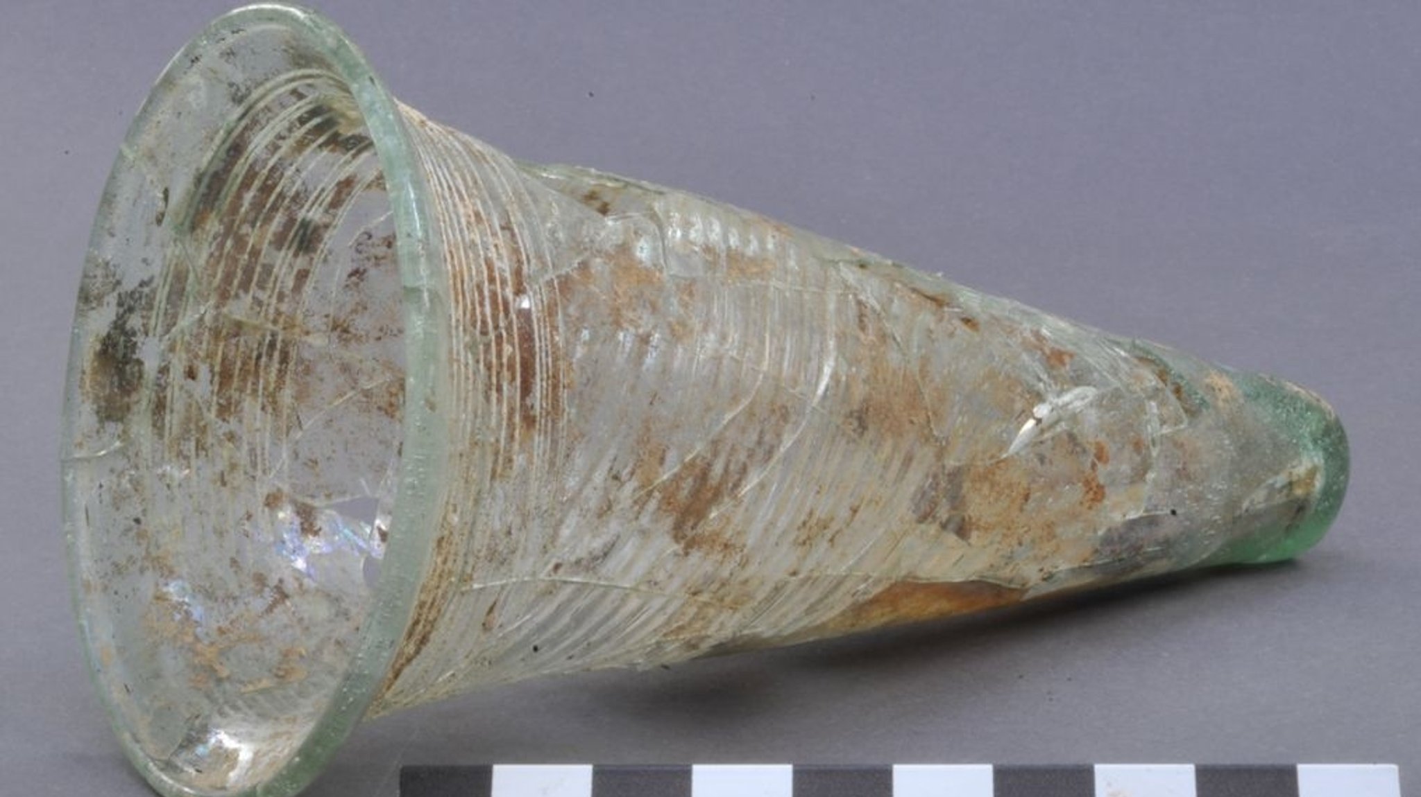 Gläserner Spitzbecher 