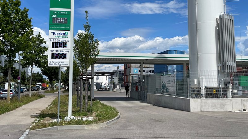 Die Wasserstofftankstelle im Güterverkehrzentrum Gersthofen | Bild: Fembacher/Bayerischer Rundfunk Die Wasserstofftankstelle im Güterverkehrzentrum Gersthofen