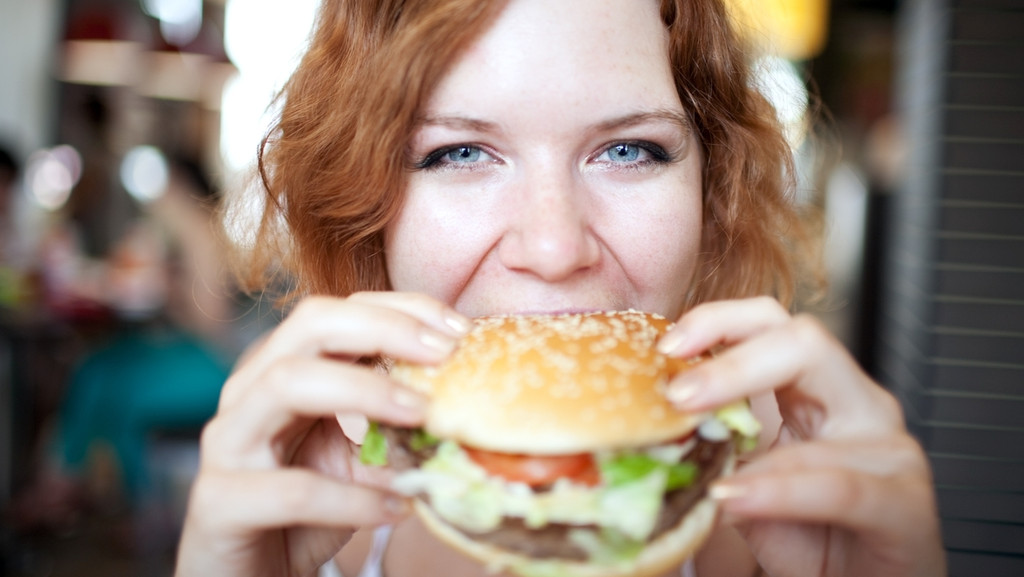 Frau beißt in Hamburger (Symbolbild)