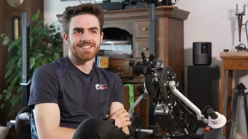 Der 25-jährige Moritz Brückner sitzt in einem Rollstuhl und lächelt in die Kamera | Bild: BR Der 25-jährige Moritz Brückner sitzt in einem Rollstuhl und lächelt in die Kamera