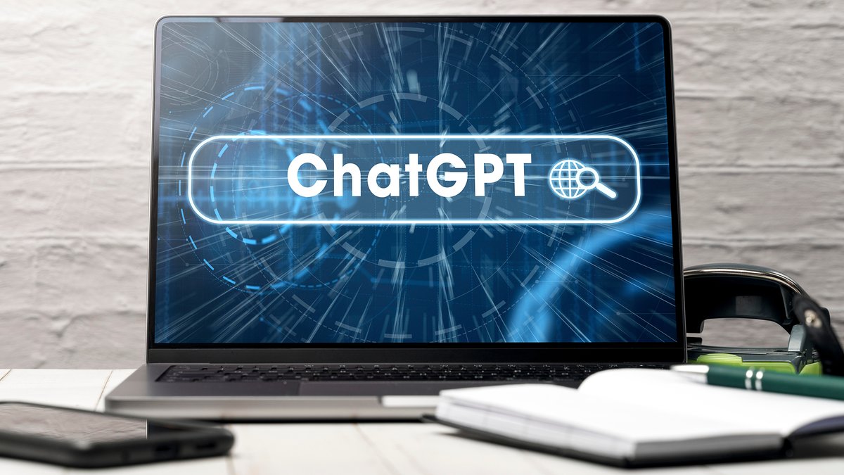 Laptop Computer auf einem Schreibtisch mit der Künstlichen Intelligenz Website Chat GPT
