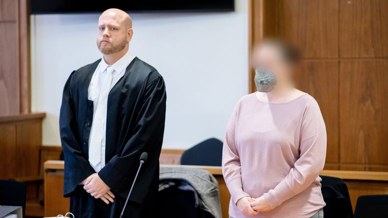 Die Angeklagte mit ihrem Anwalt vor Gericht (Archiv) | Bild:pa / dpa / Hauke-Christian Dittrich