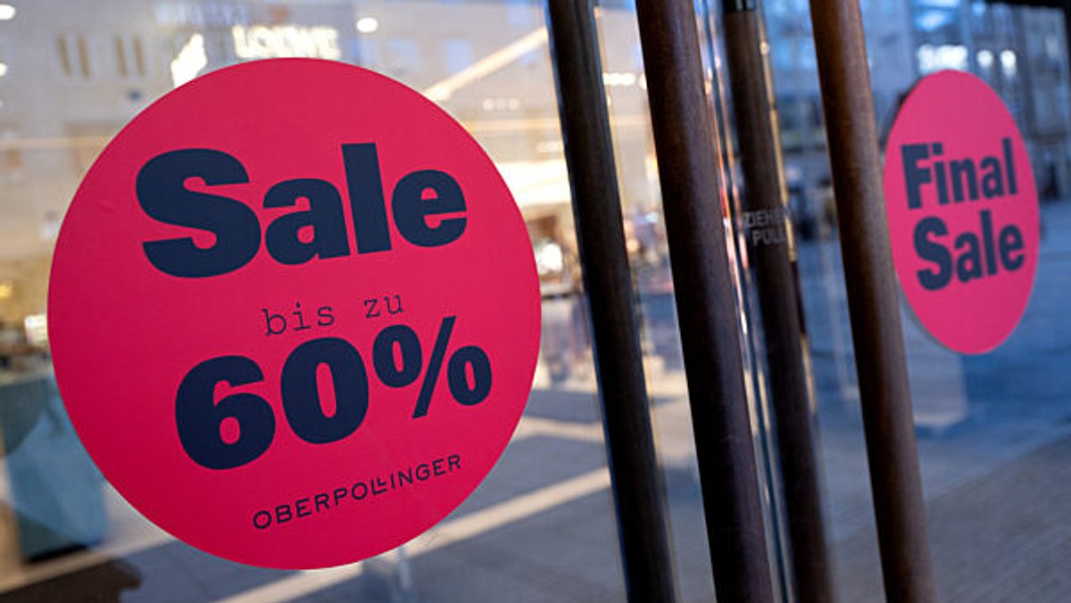 Aufkleber mit den Aufschriften "Final Sale" und "Sale bis zu 60%" kleben auf der Eingangstür eines Kaufhauses