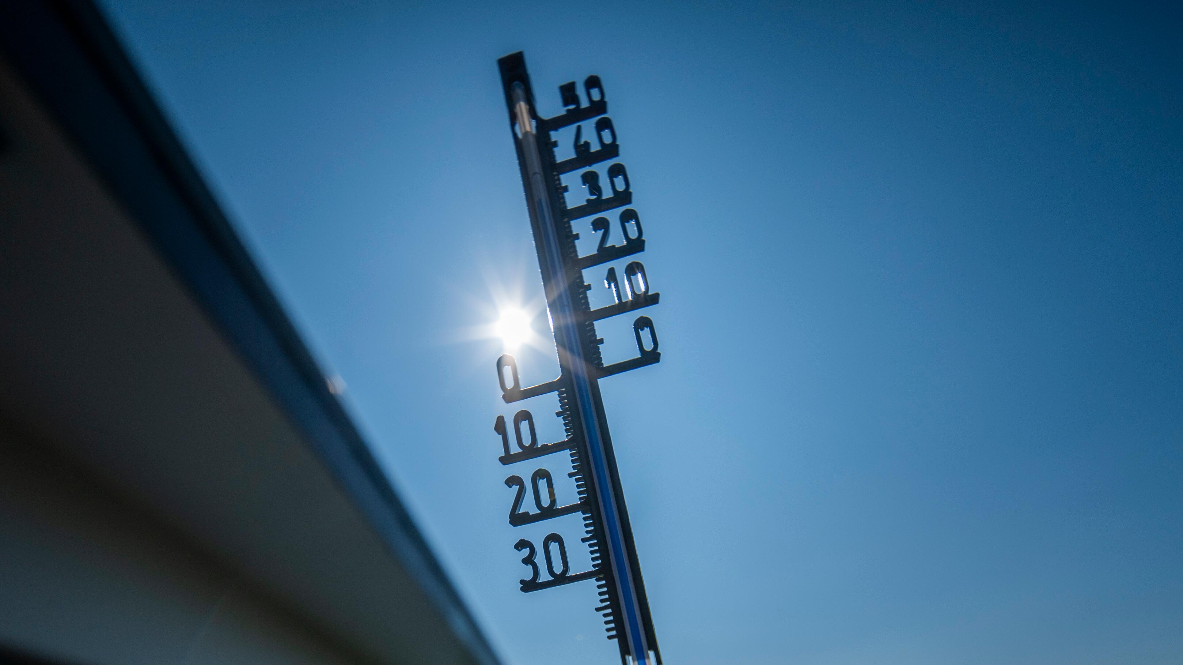 ARCHIV (20.07.2024): Wetter: Das Thermometer zeigt in der Sonne bereits mehr als 30 Grad Celsius an.