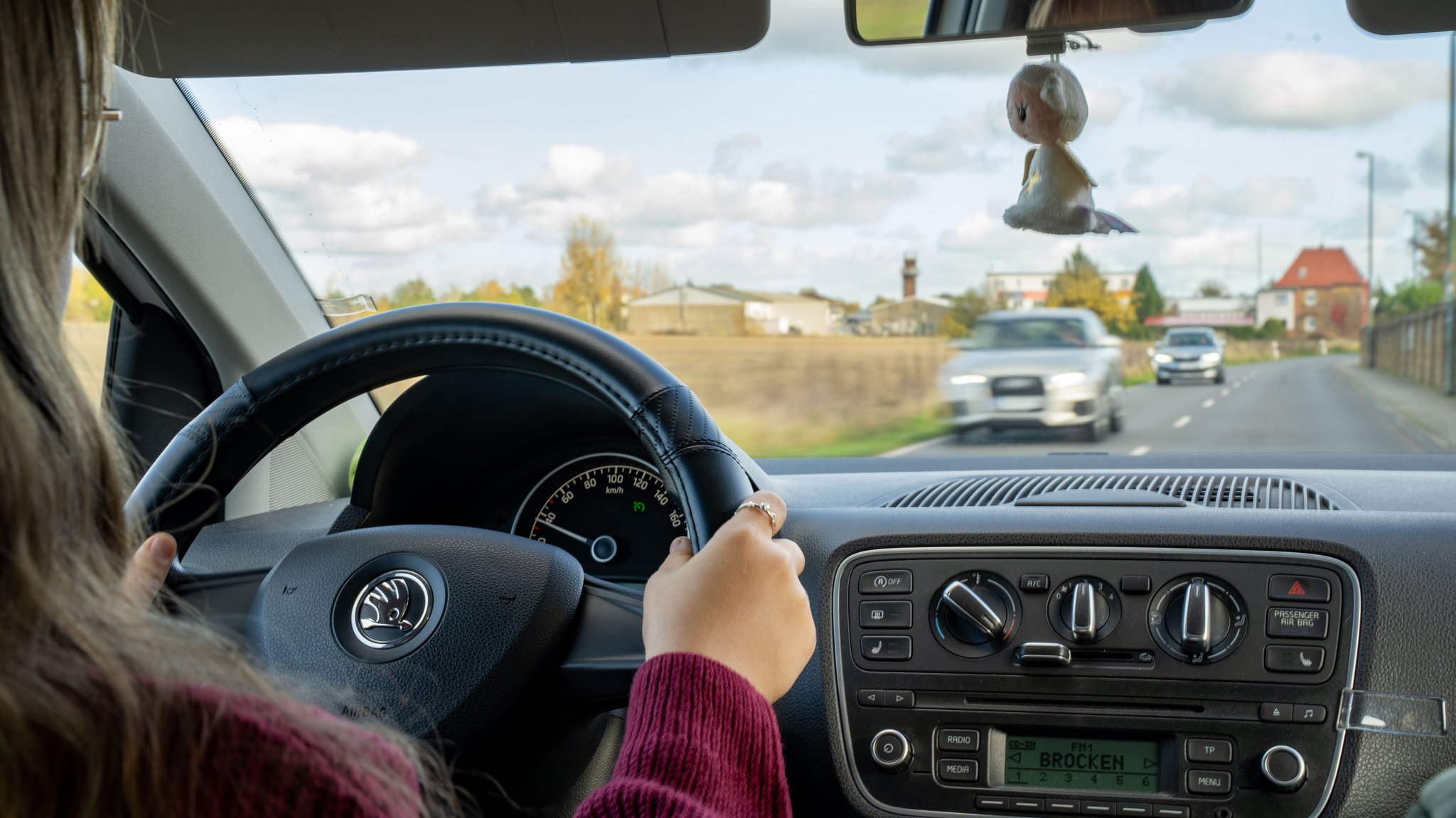 (Symbolbild) Eine Fahranfängerin im Straßenverkehr. | Bild: pa/Eibner-Pressefoto/Jonas (Symbolbild) Eine Fahranfängerin im Straßenverkehr.