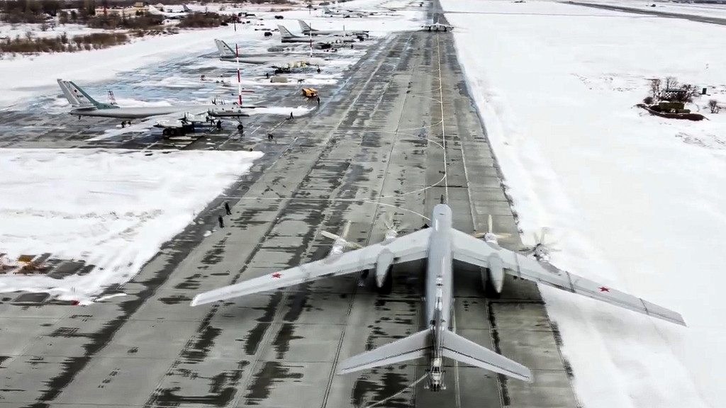 Russische Flugzeuge auf dem Flugplatz Engels