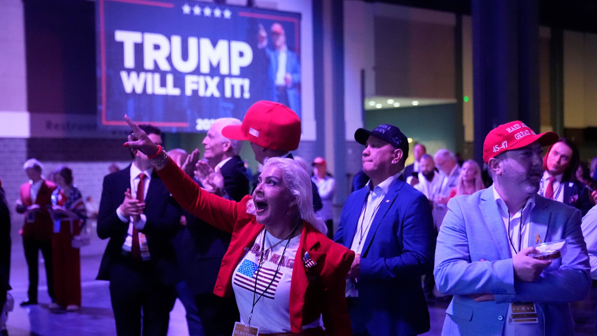  West Palm Beach: Trump-Unterstützer sehen sich die Wahlergebnisse auf einer Wahlkampfparty an.