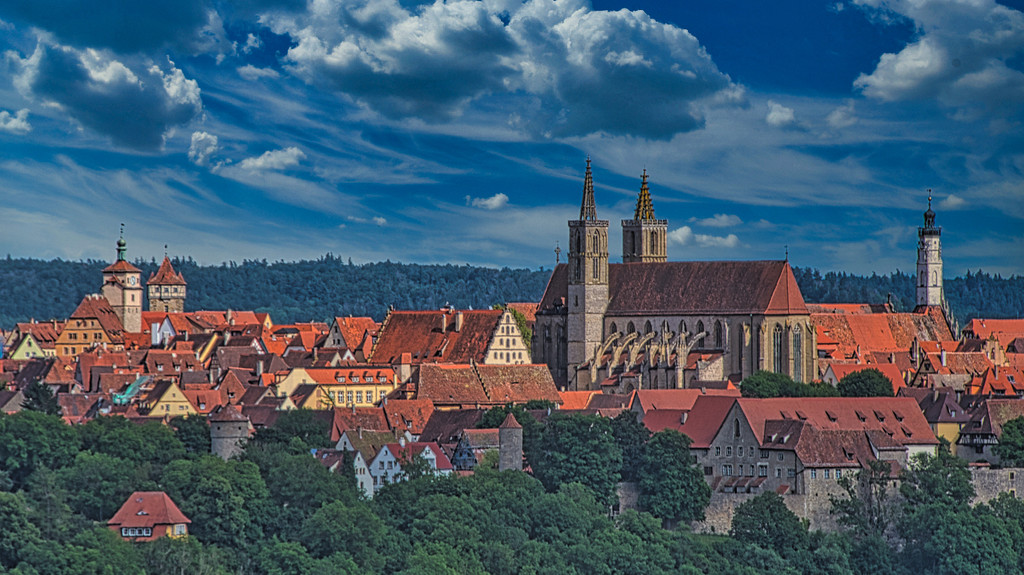 Leserbild: Die Kulisse von Rothenburg ob der Tauber mit einem spektakulären Wolkenhimmel.