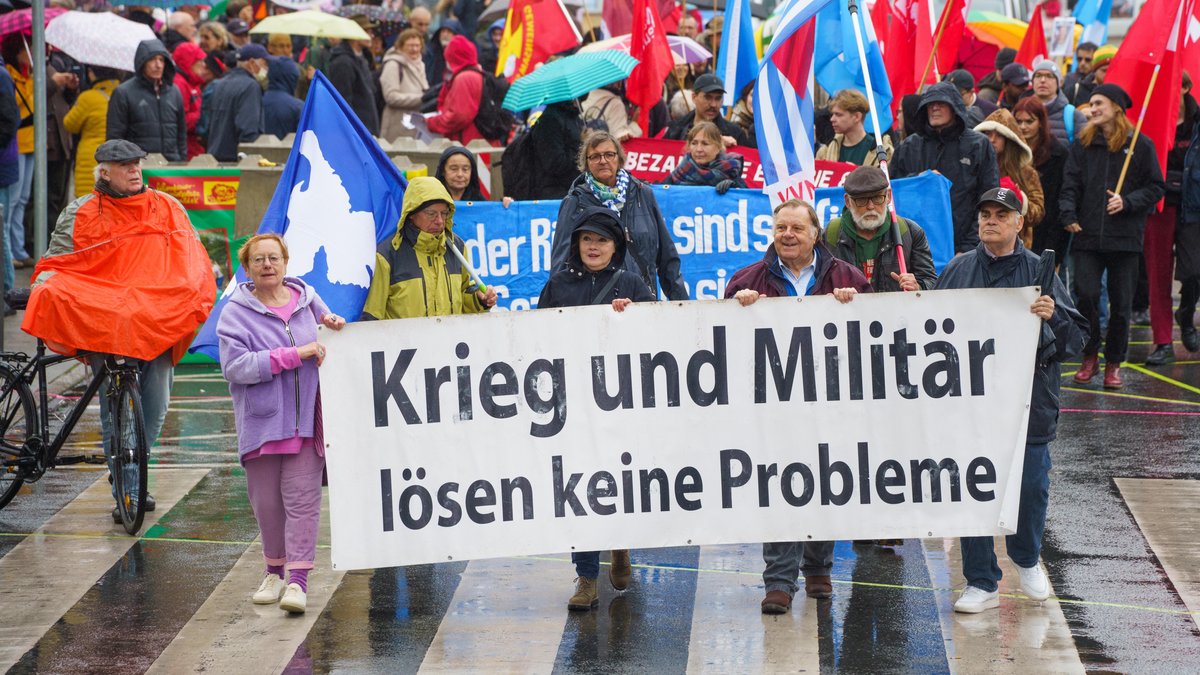 Demonstranten gehen beim bundesweiten Aktionstag der Friedensbewegung durch die Frankfurter Innenstadt