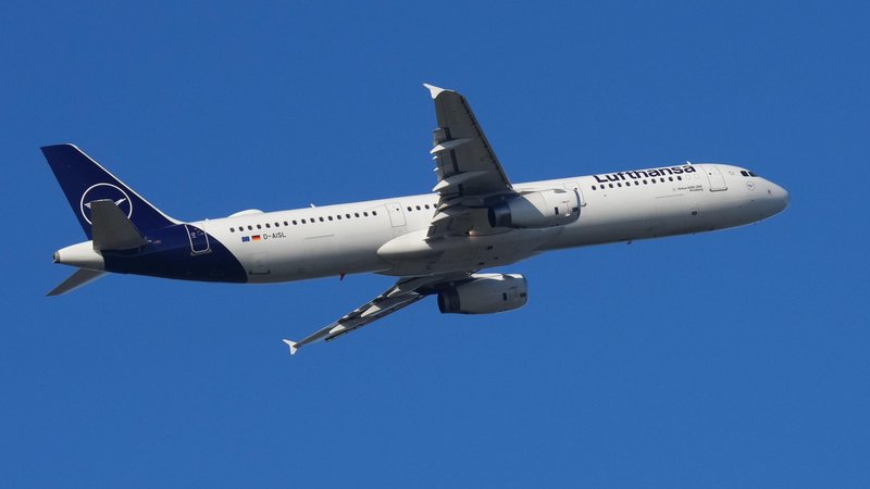 Airbus A321 der Lufthansa | Bild: picture alliance / Flashpic | Jens Krick Airbus A321 der Lufthansa
