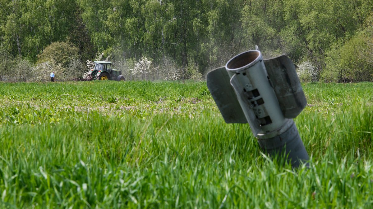 Landwirtschaft in Kriegszeiten: Feld mit dem Rest einer russischen Rakete in Lukashivka, Region Tschnernihiv.