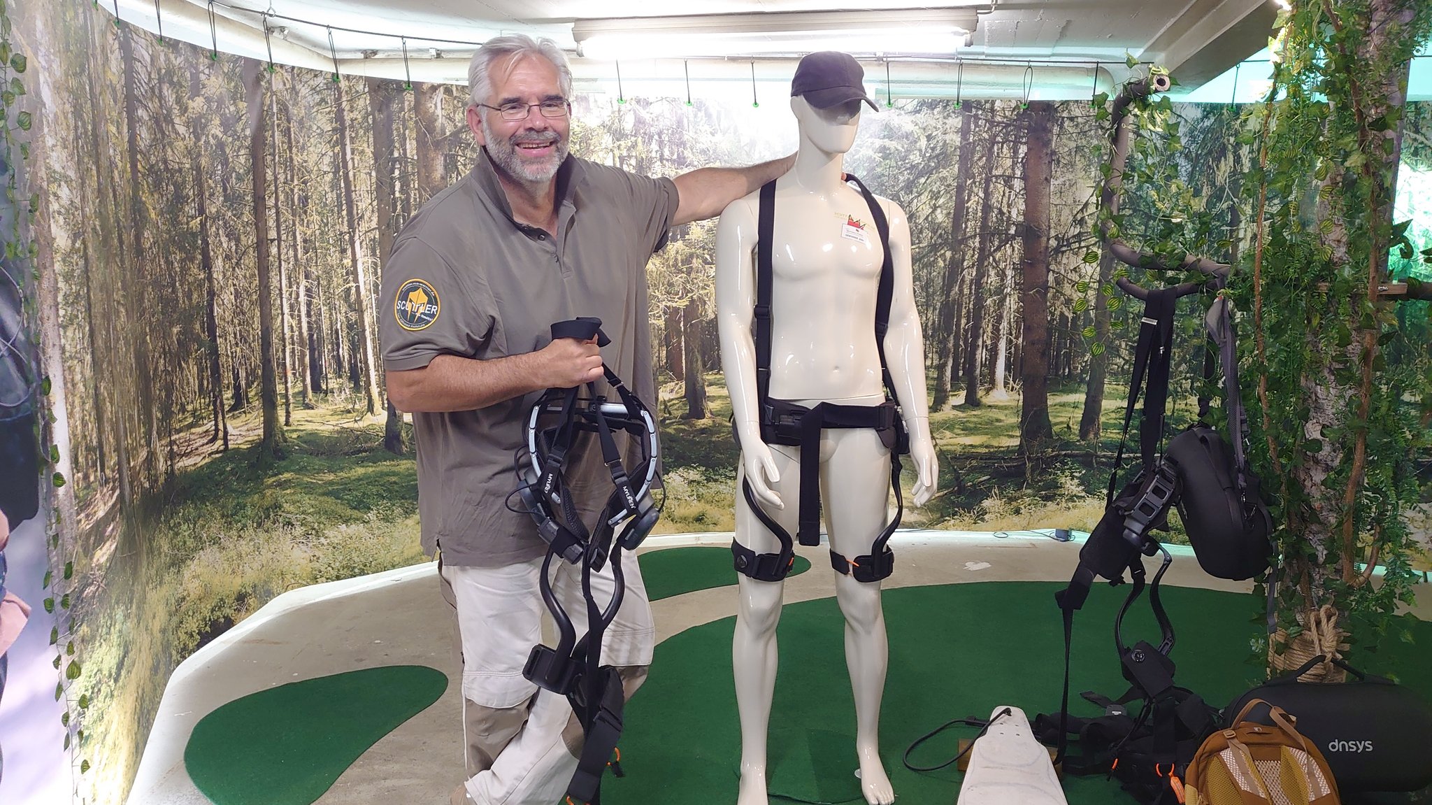 Martin Ebner hält ein Exoskelett in der Hand.