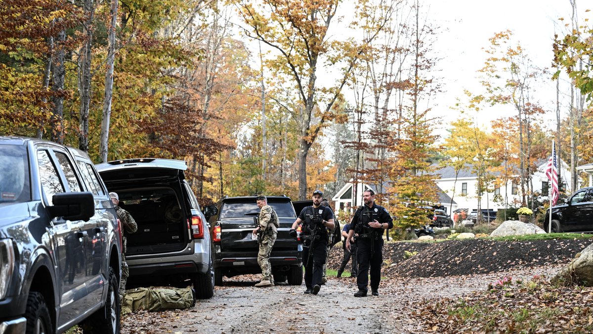 US-Polizisten bei der Suche nach dem Massenerschießungsverdächtigen Robert Card in Maine