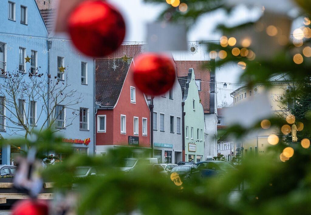 14.12.2025, Bayern, Dingolfing: Im Stadtzentrum von Dingolfing steht ein Weihnachtsbaum. Wegen mutmaßlicher Anschlagspläne auf einen Weihnachtsmarkt im Raum Dingolfing in Niederbayern sind fünf Männer festgenommen worden. Ob sich die Anschlagspläne auf einen konkreten Ort bezogen und wo die Männer festgenommen wurden, gab die ermittelnde Generalstaatsanwaltschaft zunächst nicht bekannt. Foto: Armin Weigel/dpa +++ dpa-Bildfunk +++