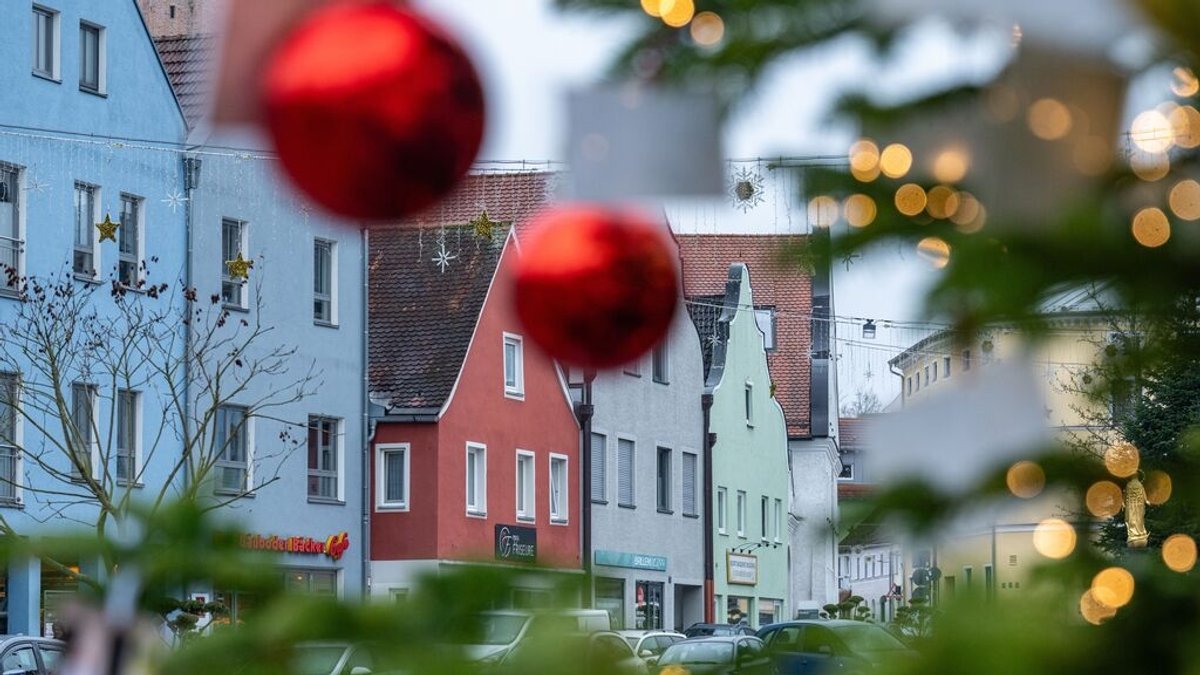 14.12.2025, Bayern, Dingolfing: Im Stadtzentrum von Dingolfing steht ein Weihnachtsbaum. Wegen mutmaßlicher Anschlagspläne auf einen Weihnachtsmarkt im Raum Dingolfing in Niederbayern sind fünf Männer festgenommen worden. Ob sich die Anschlagspläne auf einen konkreten Ort bezogen und wo die Männer festgenommen wurden, gab die ermittelnde Generalstaatsanwaltschaft zunächst nicht bekannt. Foto: Armin Weigel/dpa +++ dpa-Bildfunk +++