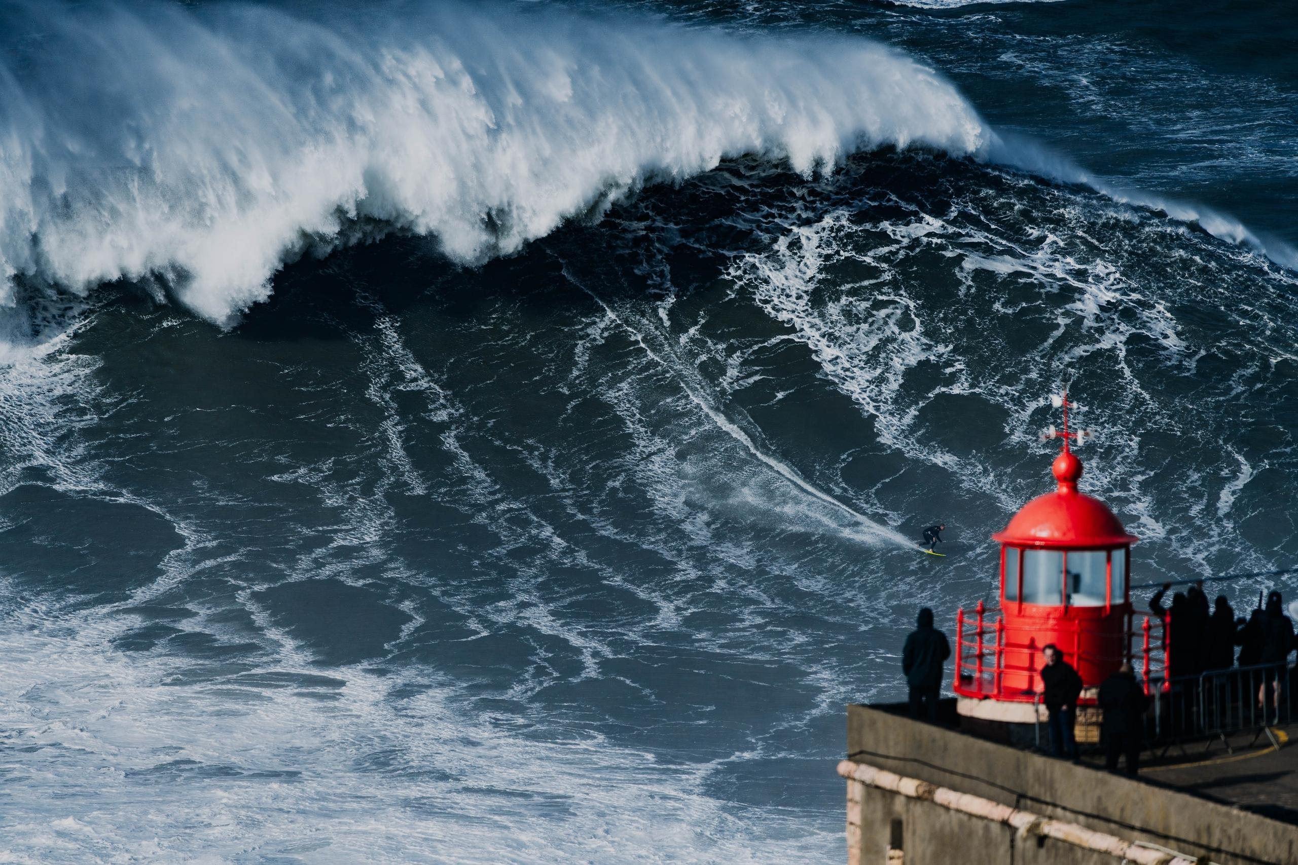 Sebastian Steudtner surft Riesenwelle in Nazaré