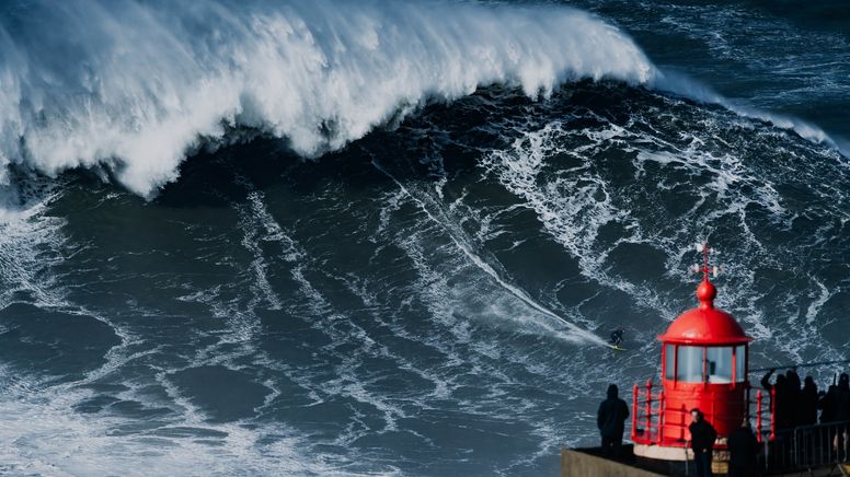 Sebastian Steudtner surft Riesenwelle in Nazaré | Bild:Quattro Media