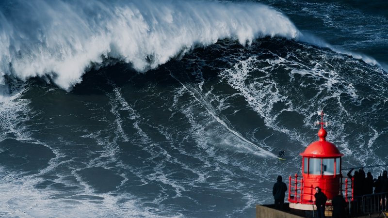 Sebastian Steudtner surft Riesenwelle in Nazaré