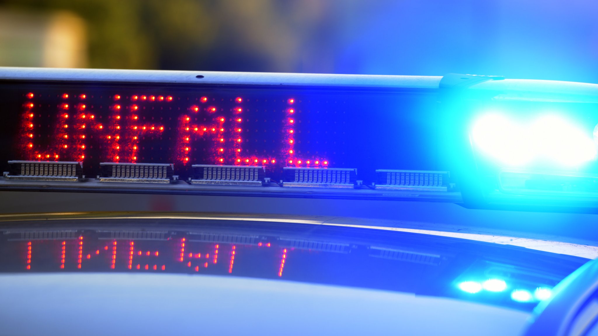 Polizei-Einsatz-Fahrzeug mit Blaulicht (Symbolbild) | Bild: dpa-Bildfunk/Stefan Puchner Polizei-Einsatz-Fahrzeug mit Blaulicht (Symbolbild)