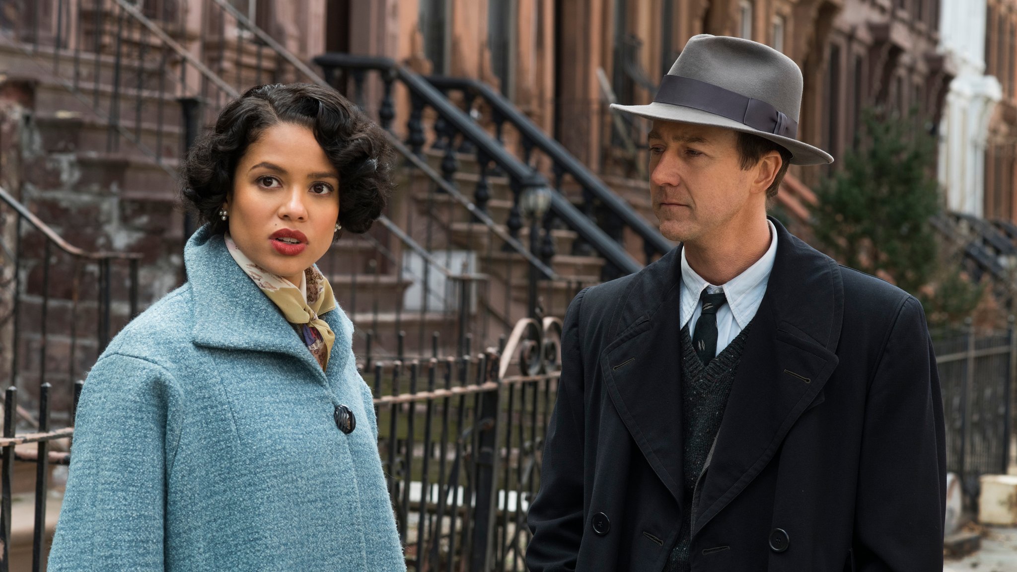 Edward Norton (r.) als Privatdetektiv Lionel, der am Tourette-Syndrom leidet in "Motherless Brooklyn" (Filmszene)