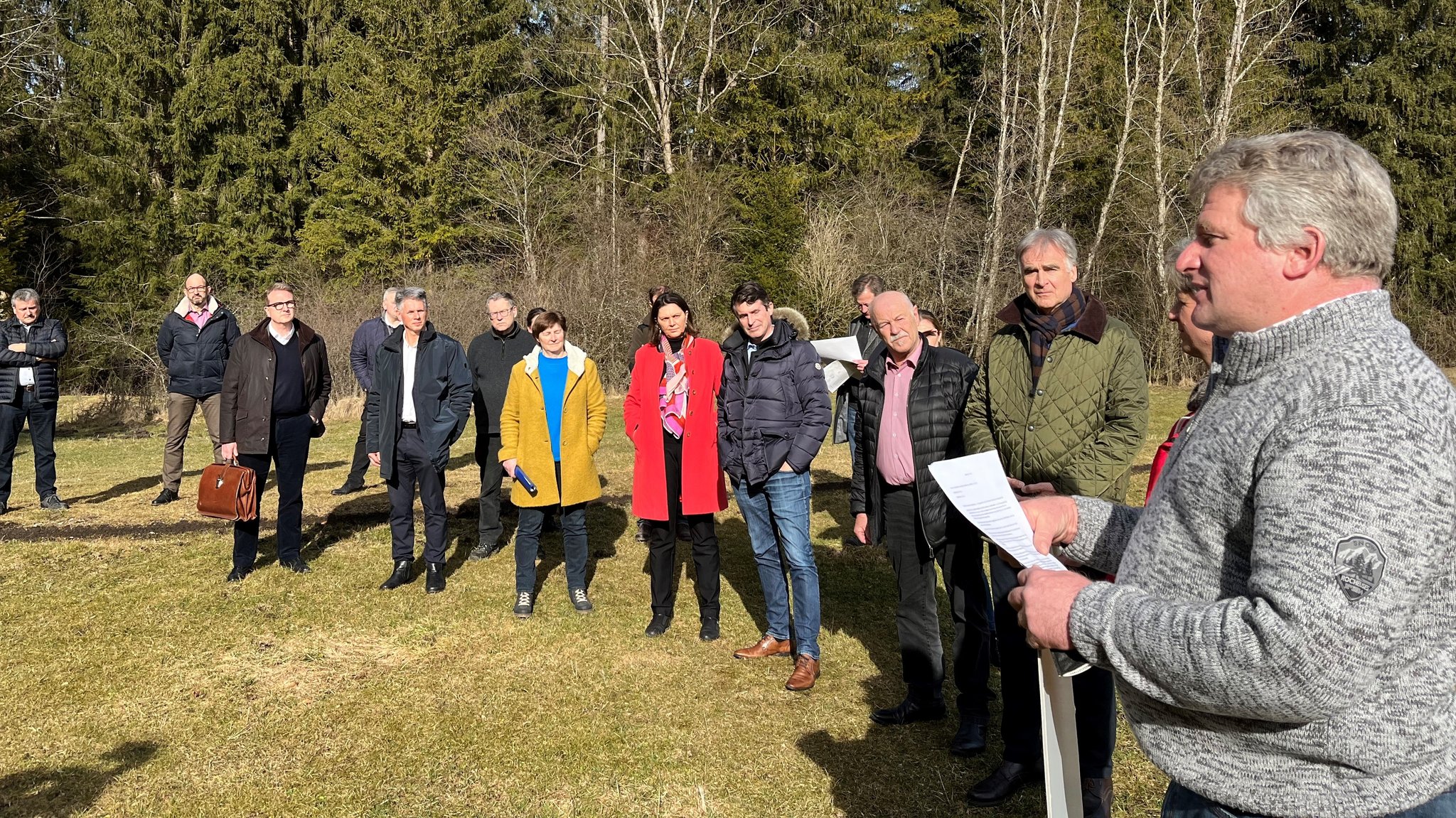 Landwirt Alois Fuchs spricht vor der Delegation aus München