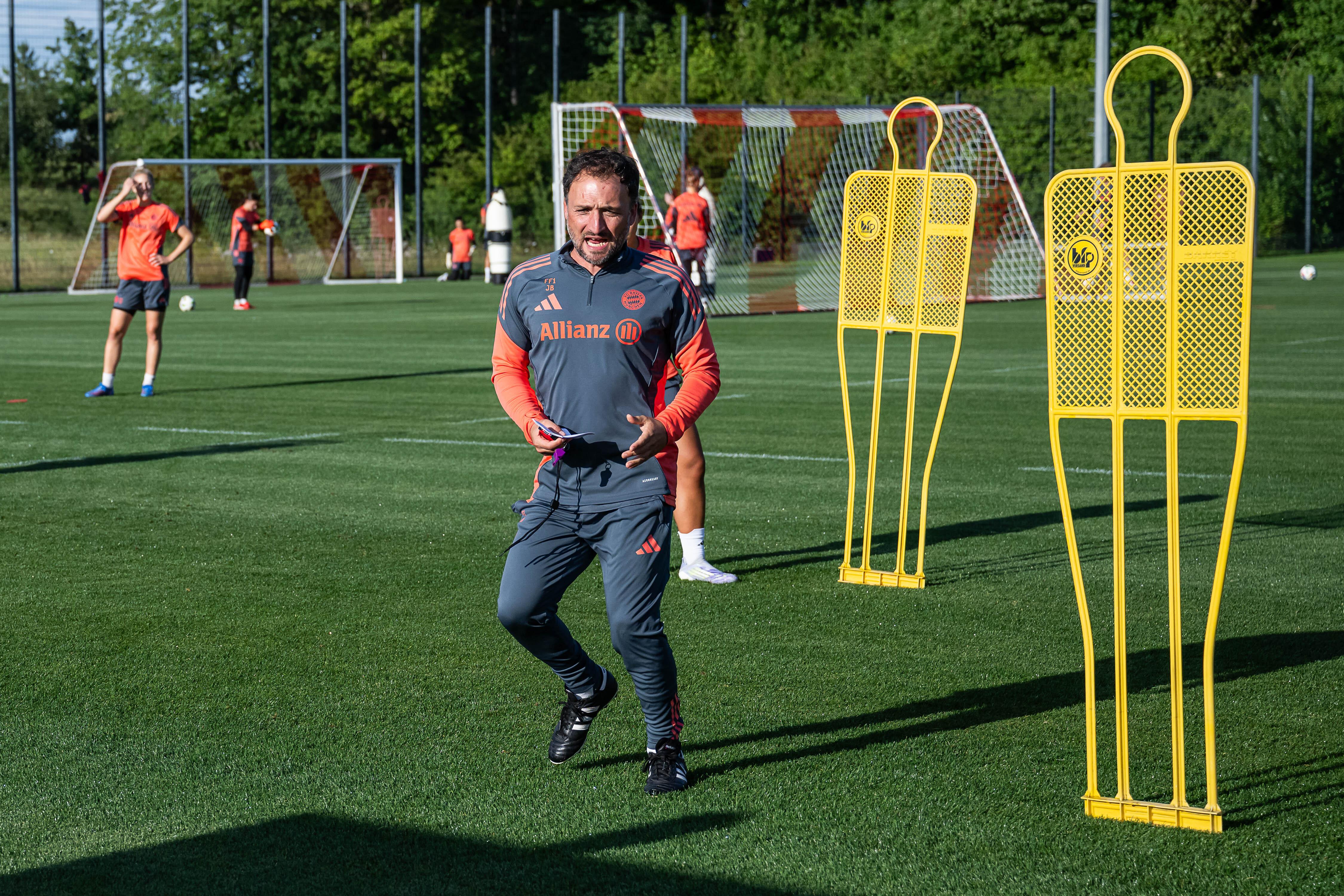 José Barcala bei seinem ersten Training der FC Bayern Frauen 
