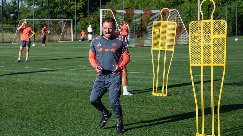 José Barcala bei seinem ersten Training der FC Bayern Frauen | Bild: picture alliance / Eibner-Pressefoto | Eibner-Pressefoto/Heike Feiner José Barcala bei seinem ersten Training der FC Bayern Frauen