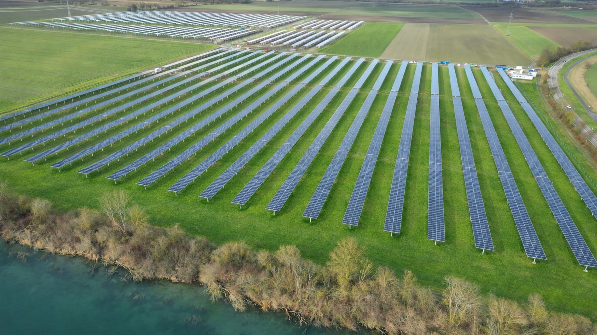 Die neu in Betrieb genommene Agri-PV-Anlage in Oberndorf von schräg oben: Auf Feldern stehen Reihen von PV-Modulen mit bis zu 12 Meter Abstand zueinander.