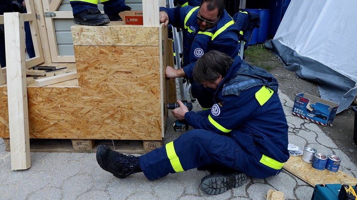 Lindenberg, Landkreis Lindau: Mehrere THW-Einsatzkräfte bauen während einer Auslandseinsatz-Übung eine Latrine aus Holz.